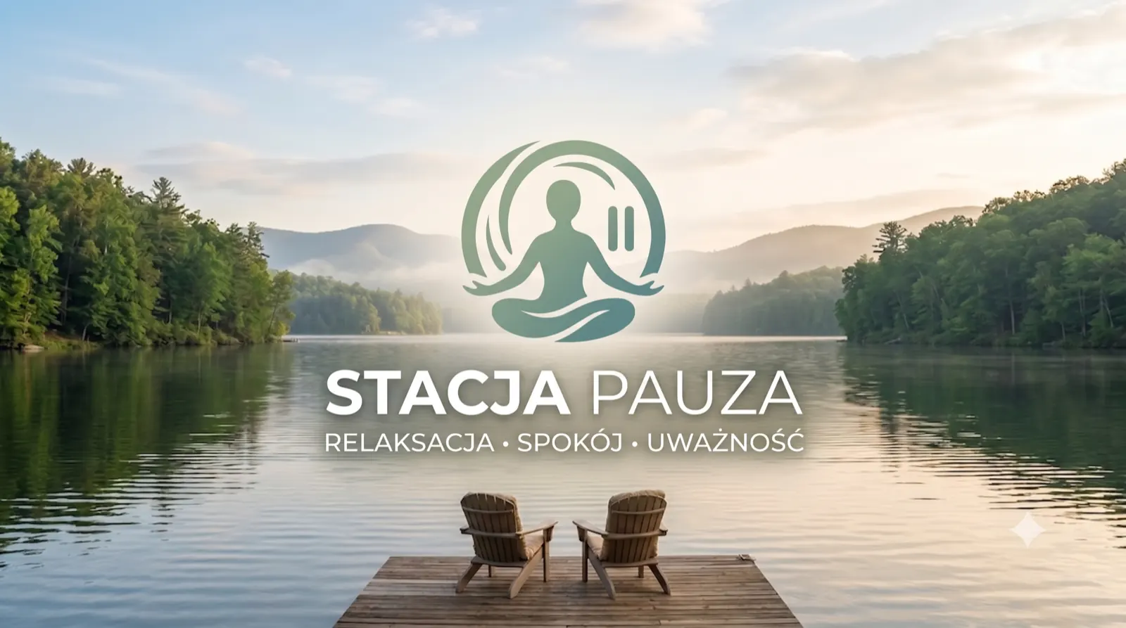 Dwa leżaki na pomoście nad jeziorem, logo Stacji Pauza